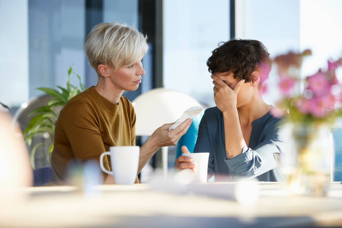 Eine Depression kann jeden treffen. Darüber zu reden kann Betroffenen helfen, besser mit der Erkrankung umzugehen und Lösungswege für sich zu finden. / Foto: Getty Images/Westend61/Rainer Berg