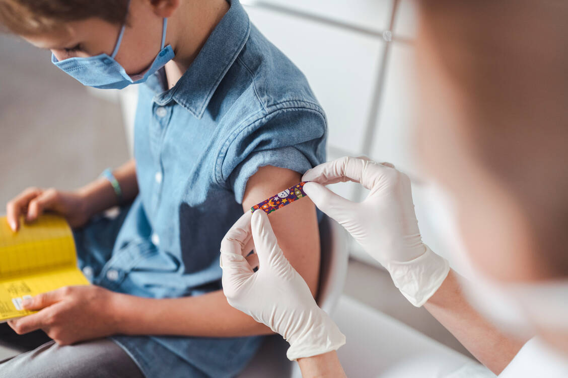 Auch Kinder können demnächst mit einem dritten Stempel unter »Covid-19« in ihrem Impfpass rechnen. / Foto: Getty Images/Westend61/Mareen Fischinger