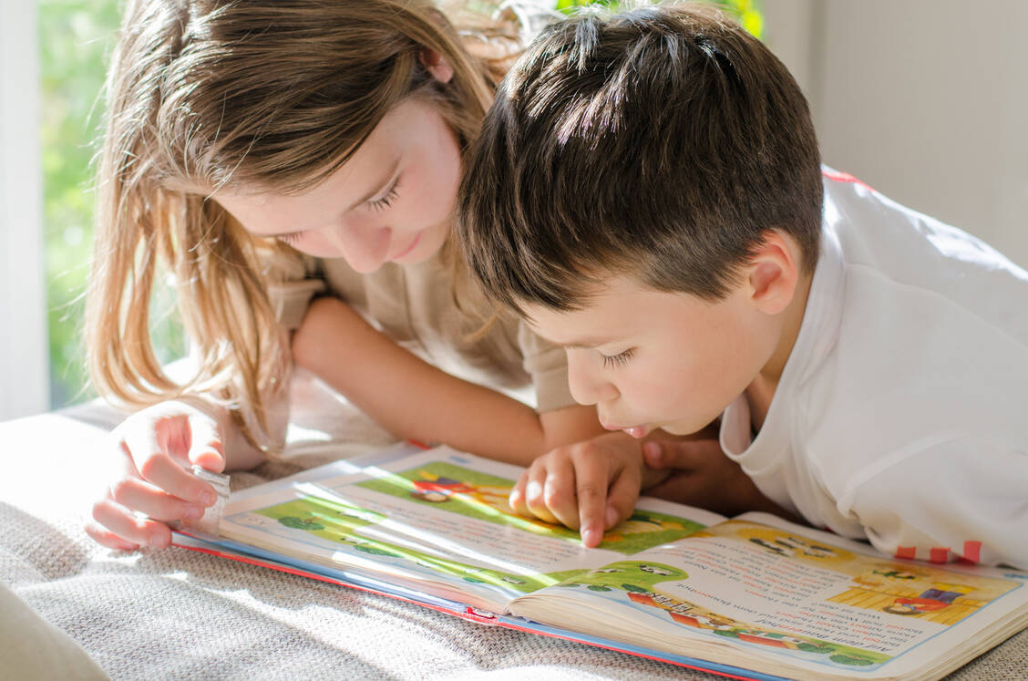 Die KKH rät: «Lesen Sie Ihrem Kind vor, spielen Sie mit ihm Spiele und entwickeln Sie gemeinsam Geschichten oder Reime, führen Sie Gespräche und diskutieren Sie miteinander. Schenken Sie Ihrem Kind beim Kommunizieren Aufmerksamkeit, und schauen Sie es an. Auch ausreden lassen ist wichtig.»  / Foto: Adobe Stock/S.Kobold