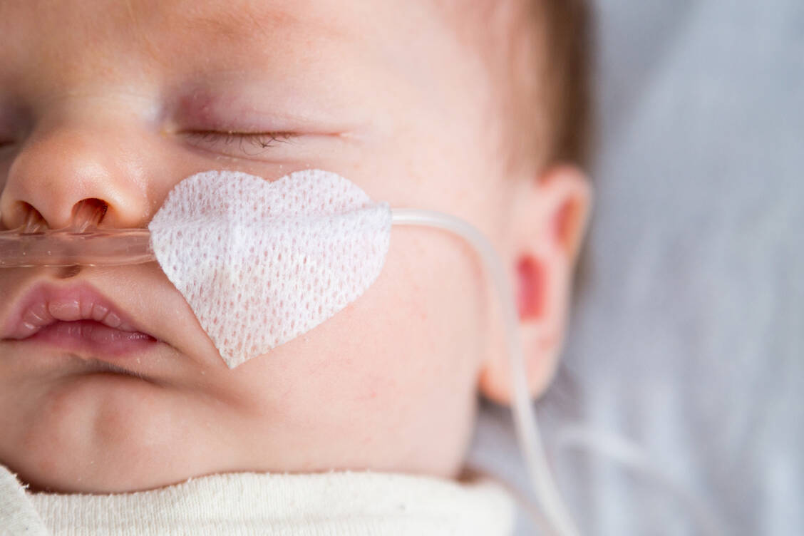 Vor allem Frühchen und auch reife Neugeborene haben ein hohes Risiko, Bronchiolitis zu entwickeln. Mit zunehmendem Alter sinkt das Risiko. / Foto: Adobe Stock/Lavizzara