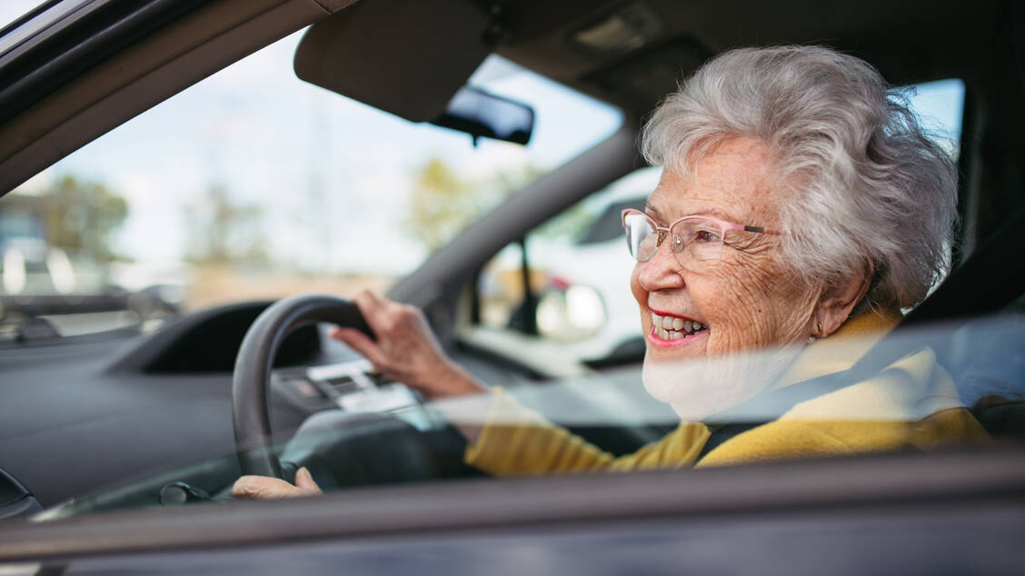 Die Fahrtüchtigkeit lässt sich nicht am Geburtsdatum festmachen. Ältere Menschen sollten sich jedoch regelmäßig selbst fragen, ob ihre Fähigkeiten sicheres Autofahren noch erlauben. / Foto: Adobe Stock/Halfpoint