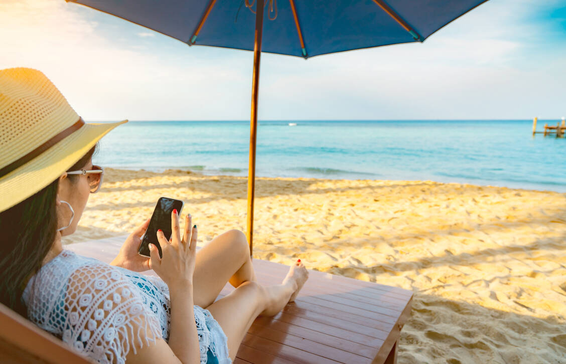 Ganz offline sind die wenigsten in den Ferien. Zwei von drei Urlaubern im Angestelltenverhältnis werden während ihres Urlaubs beruflich kontaktiert. / Foto: Getty Images/Fahroni