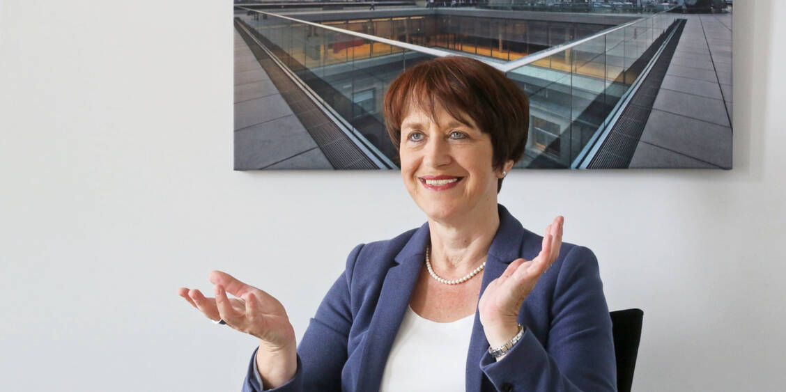 Die Chefin des GKV-Spitzenverbands Doris Pfeiffer bezweifelt, dass künftig  infolge der BMG-Pläne Methodenbewertungen nur noch ausschließlich evidenzbasiert stattfinden.  / Foto: GKV-Spitzenverband/Tom Maelsa