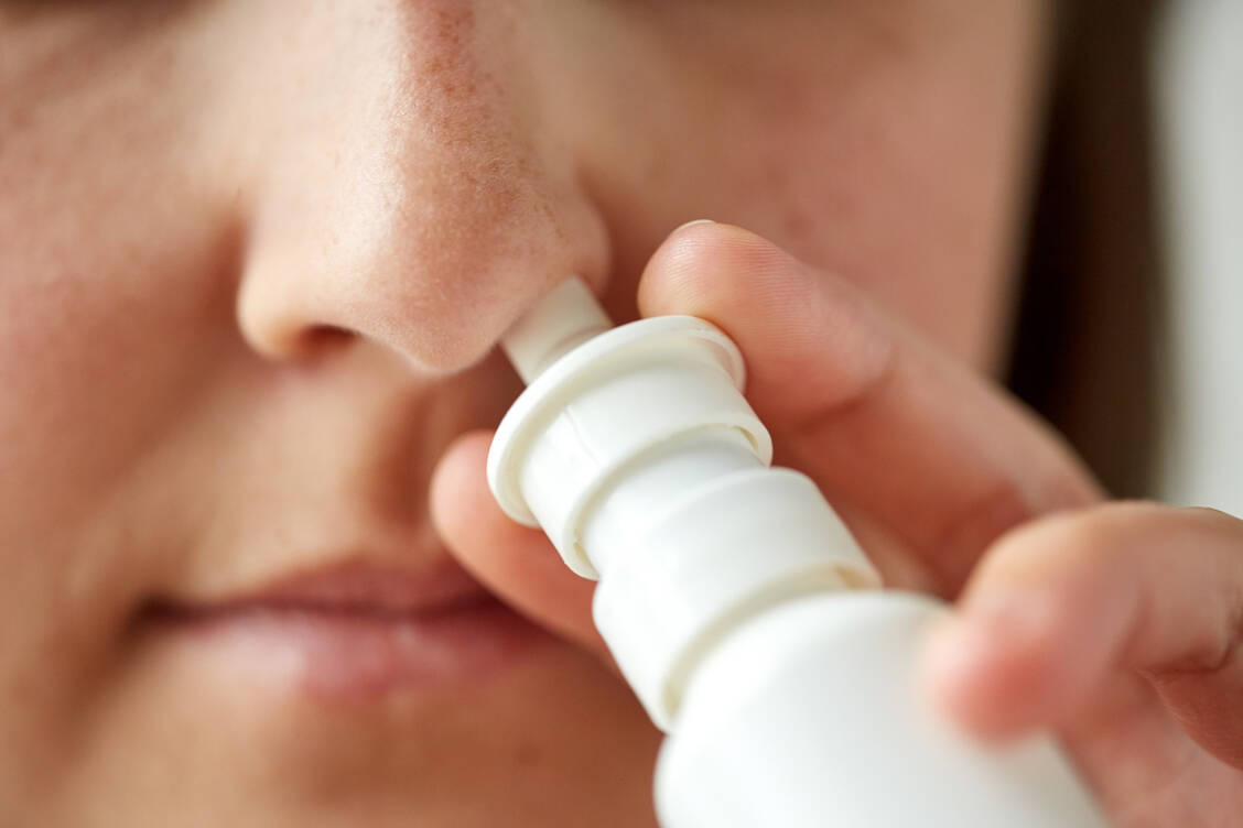 Das Grippeimpfstoff-Nasenspray FluMist dürfen sich Erwachsene in den USA nach einer Zulassungserweiterung nun auch selbst verabreichen. / Foto: Adobe Stock/Syda Productions