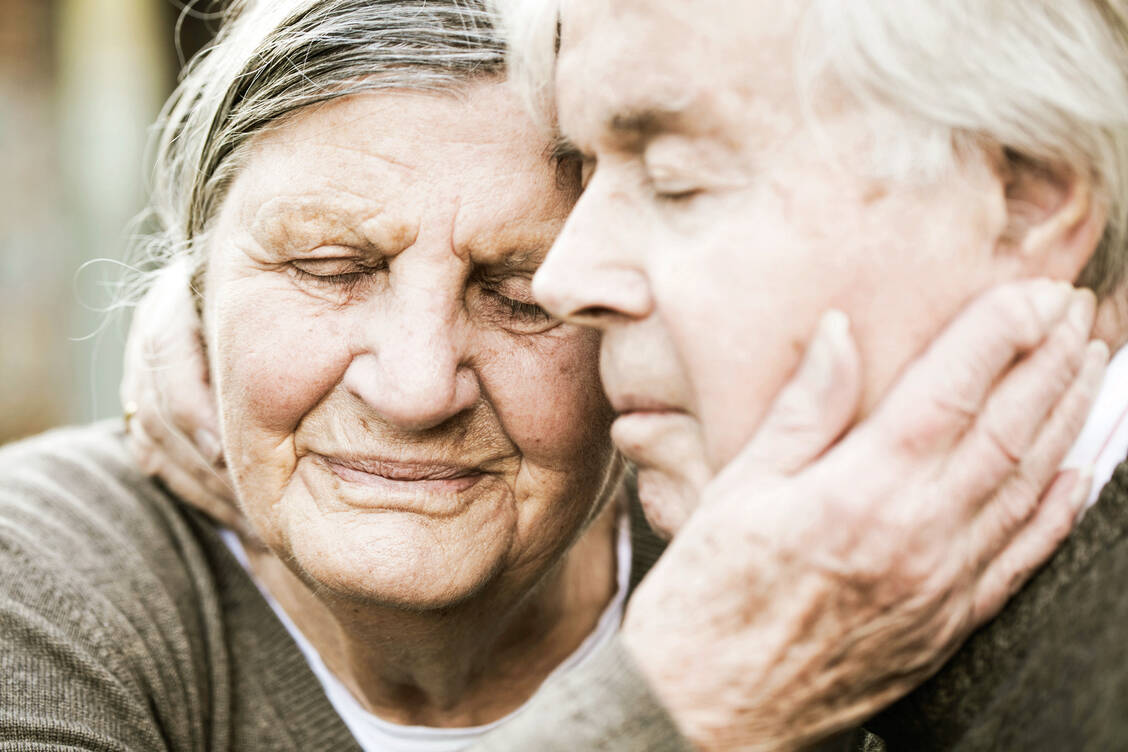 Liebe, Zuneigung und der Wunsch nach Zärtlichkeit hören im Alter nicht einfach auf. Diese Bedürfnisse leben zu können, wünschen sich auch Menschen mit Demenz. / Foto: Fotolia/Westend61