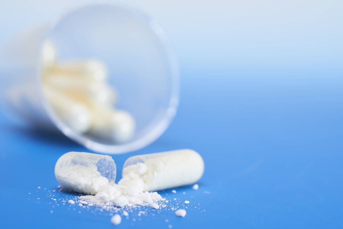Vor allem Kapseln mit Dextromethorphan werden zur missbräuchlichen Anwendung verlangt, weil sie sich öffnen lassen und der Wirkstoff so höher dosiert werden kann. / Foto: Adobe Stock/tilialucida (Symbolbild)