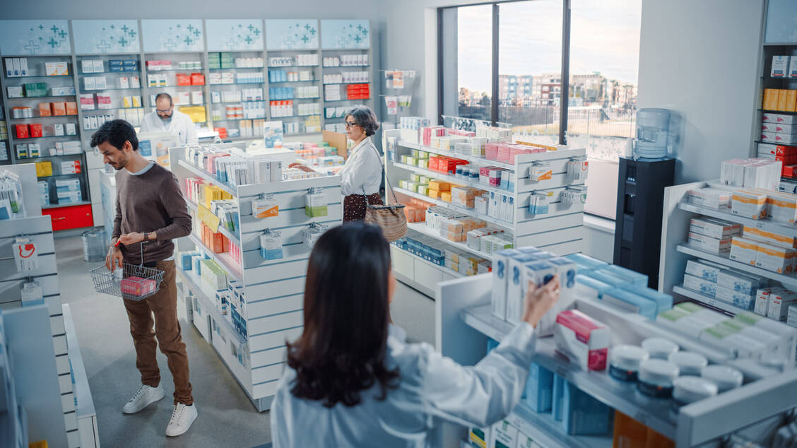 In den USA ist der Preisdruck bei Rx-Arzneimitteln zum Problem geworden, bei dem Apotheken den Kürzeren ziehen. / © Adobe Stock/ Gorodenkoff Productions OU