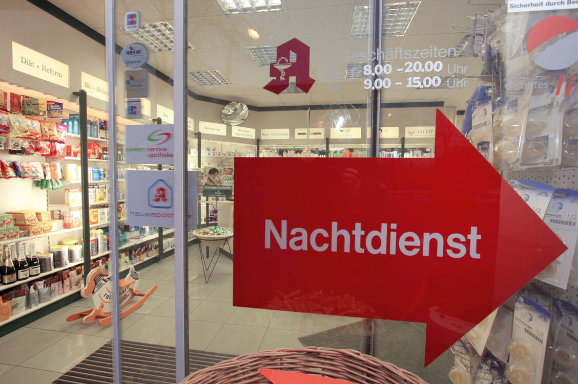 Tag und Nacht im Einsatz: Geht es nach via, sollte das Bundesministerium für Gesundheit (BMG) das derzeitige Engagement der Vor-Ort-Apotheken honorieren. / Foto: Imago/Peek