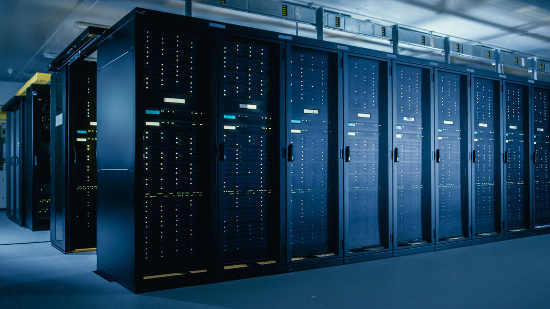 Supercomputer dienen der Menschheit für zahlreiche Zwecke. Einer von ihnen sucht in Mainz nach einem wirksamen Covid-19-Arzneimittel. Mogon II kann in einer Sekunde rund zwei Billiarden Einzelberechnungen oder zwei Petaflops ausführen. / Foto: Adobe Stock/Gorodenkoff Productions OU