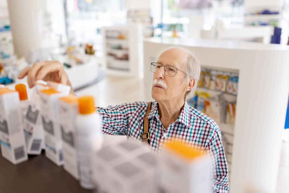 Eine Beratung zu Sonnenschutzprodukten gibt es wohl nur in der Apotheke.  / © Getty Images/Luis Alvarez