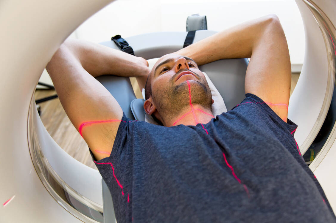 Bei anhaltenden Atemproblemen werden ehemalige Covid-19-Patienten per CT untersucht. / Foto: Shutterstock/Ikonoklast Fotografie