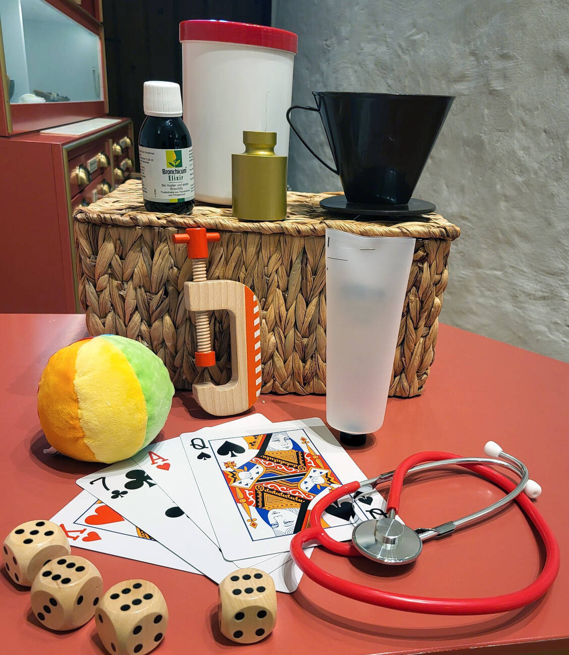 Ein Ratespiel zum Anfassen: Was gehört in die Apotheke? / © DAM