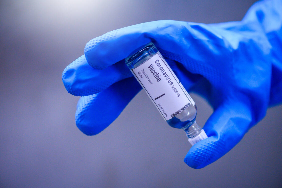 Viele Befürchtungen gegenüber der Covid-19-Impfung lassen sich wissenschaftlich entkräften. / Foto: Getty Images/simon2579