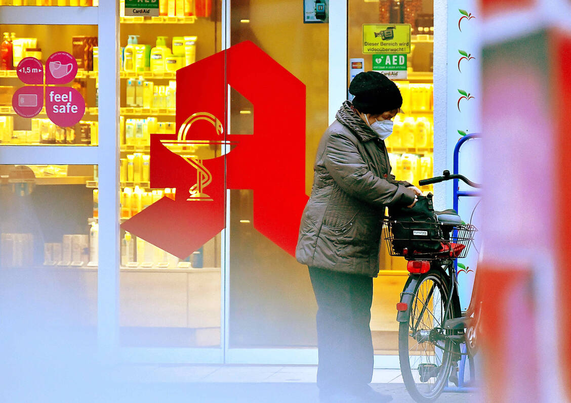 Für die Abgabe von Schutzmasken an Risikopatienten sollen die Apotheker in Kürze weniger Geld bekommen. Die ABDA sieht darin eine Art Vertrauensbruch der Politik.  / Foto: Imago images/Jan Huebner
