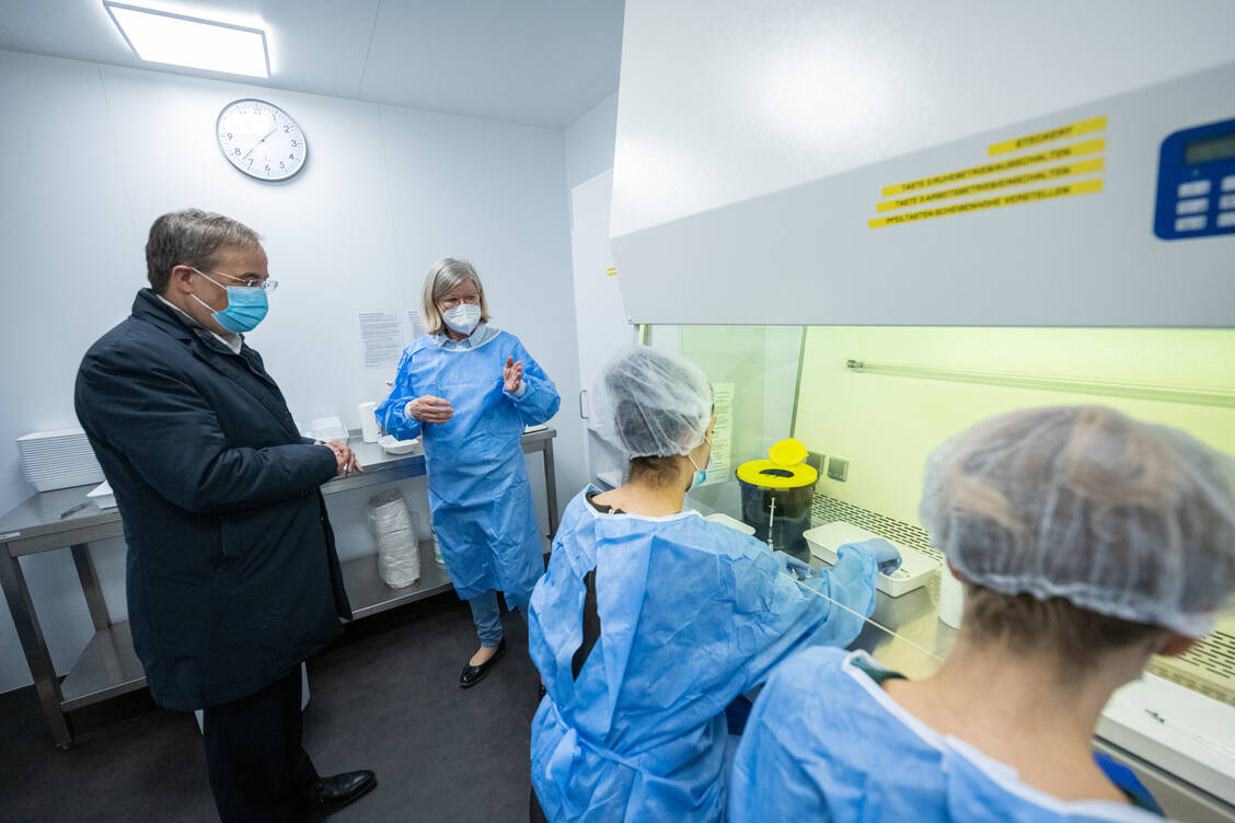 Armin Laschet im Gespräch mit Apothekerin Gabriele Neumann und ihrem pharmazeutischen Team. / Foto: Land NRW/Mark Hermenau