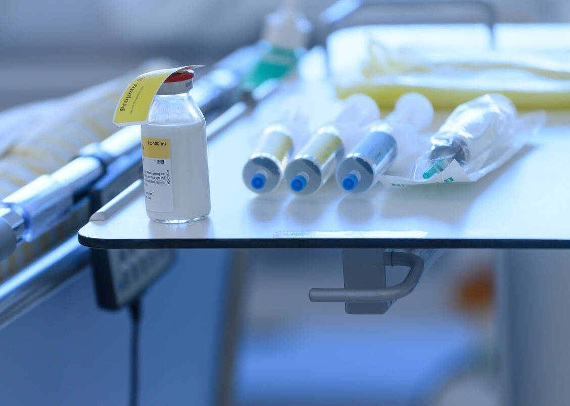 Propofol kommt auch zur Sedierung beatmeter Covid-19-Patienten zum Einsatz. / Foto: picture alliance/dpa/dpa-Zentralbild | Robert Michael