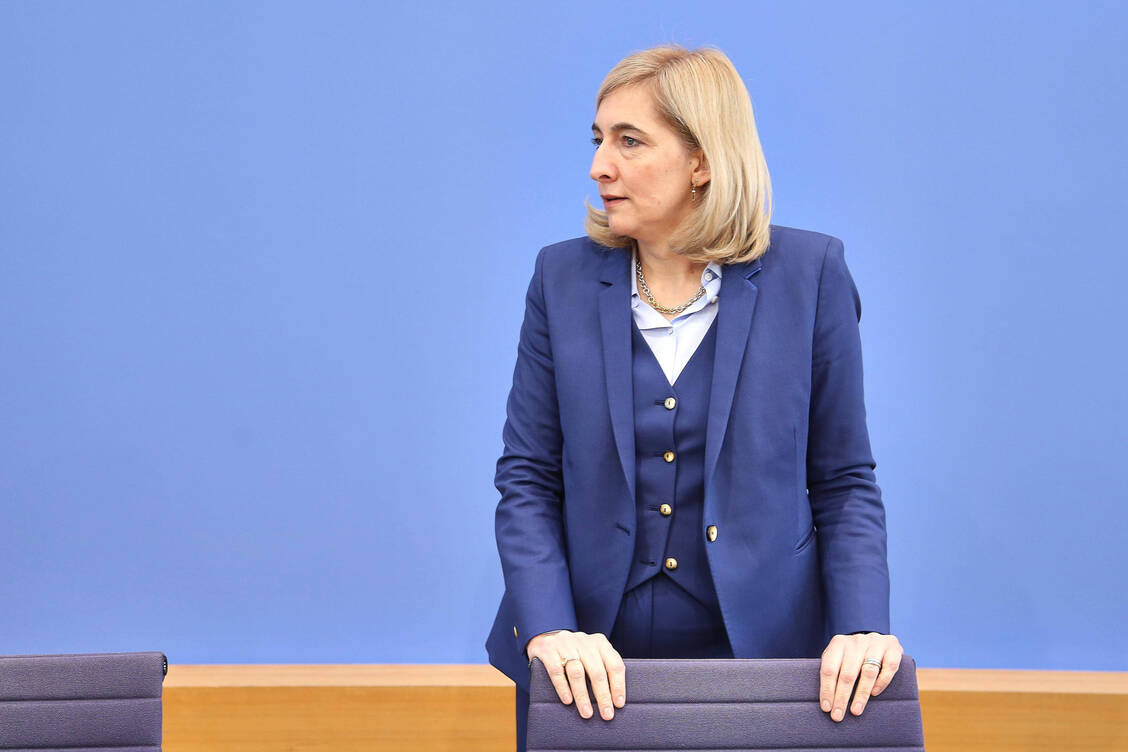 Die Finanzkommission Gesundheit hat heute in Berlin 66 Empfehlungen zur Stabilisierung der Krankenkassen vorgestellt. Bundesgesundheitsministerin Nina Warken (CDU) nahm den Bericht entgegen. / © Imago/dts Nachrichtenagentur