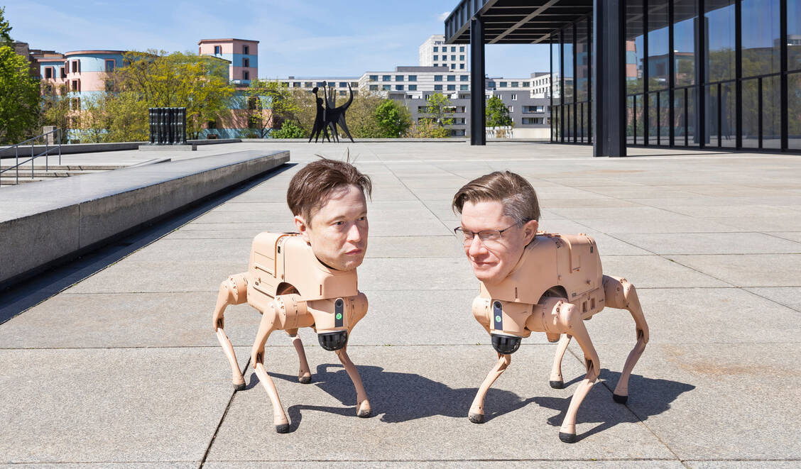 Beeples Roboterhunde stapfen um und durch die Neue Nationalgalerie in Berlin – und scheiden aus, was Algorithmen denken. / © Neue Nationalgalerie/David von Becker