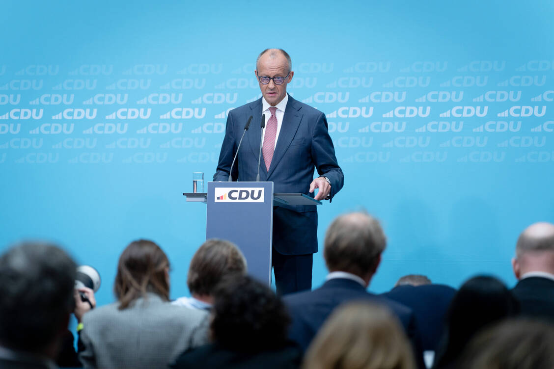 Kanzler Friedrich Merz (CDU) deutete eine Abkehr vom dualen System der Krankenkassen an. / © Imago/Bernd Elmenthaler