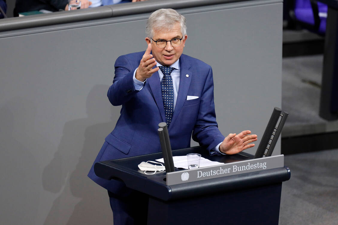 Es wäre »ein super Signal«, wenn die ABDA das Dispensierrecht für Ärzte zum Thema machen würde, meinte FDP-Gesundheitsexperte Andrew Ullmann (hier ein Archivbild). / Foto: picture alliance / Geisler-Fotopress