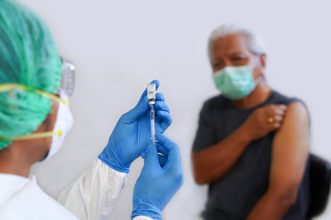 Daten aus Südafrika zeigen, dass der Covid-19-Impfstoff von Biontech und Pfizer noch zu 70 Prozent gegen Krankenhausaufenthalte schützt, die auf Omikron-Infektionen zurückgehen. Bei Delta-Infektionen lag der Schutz noch bei 93 Prozent.  / Foto: Getty Images/Pornnapa Phetthai/EyeEm