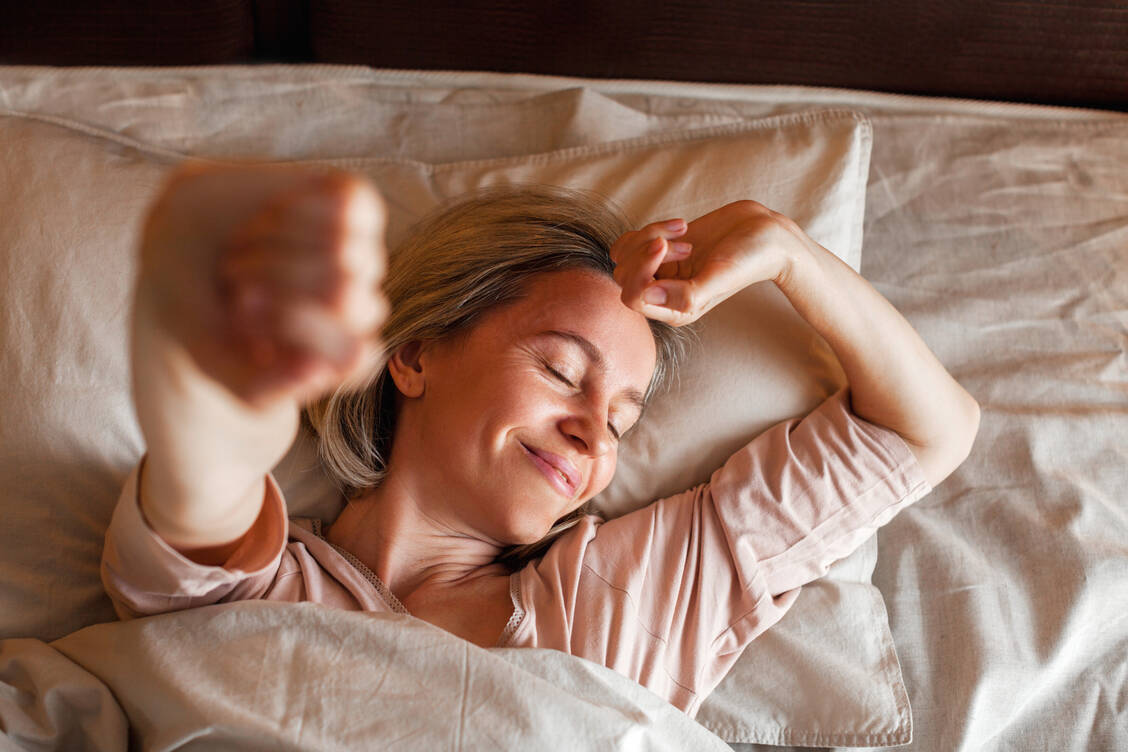 Regelmäßig Sport treiben ist laut einer aktuellen Studie mit einem geringeren Risiko für Insomnie verbunden. / Foto: Getty Images/TatyanaGl