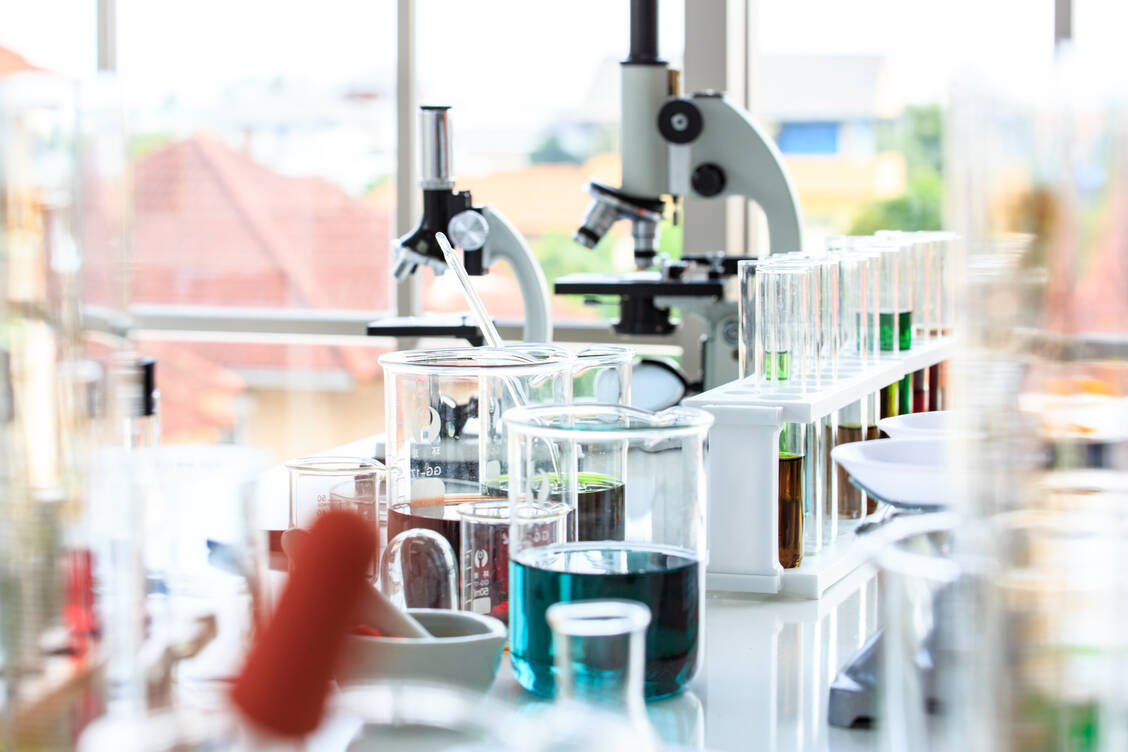 Beim Lehrprojekt Pharmschool bearbeiten Pharmaziestudierende der Uni Münster im Hauptstudium eigene wissenschaftliche Projekte. / Foto: Getty Images/TwilightShow