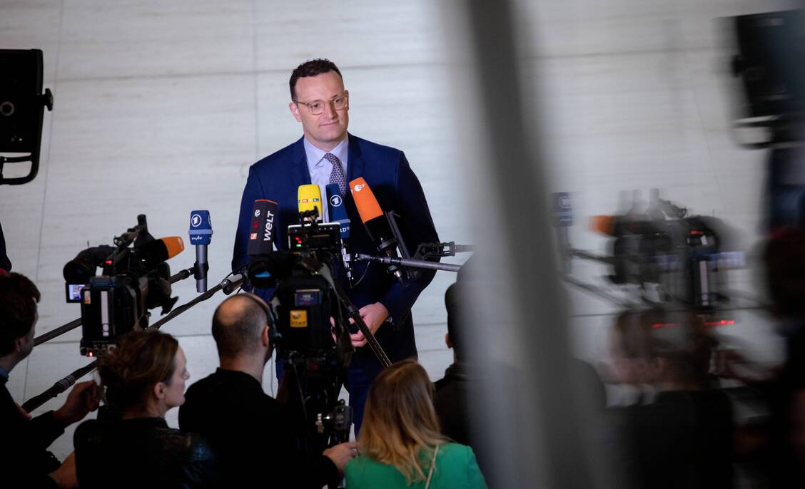 Bundesgesundheitsminister Jens Spahn (CDU) gab Medienvertretern heute am Rande der Bundestagsabstimmung zum TSVG ein Statement zum neuen Gesetz. / Foto: picture alliance/Kay Nietfeld