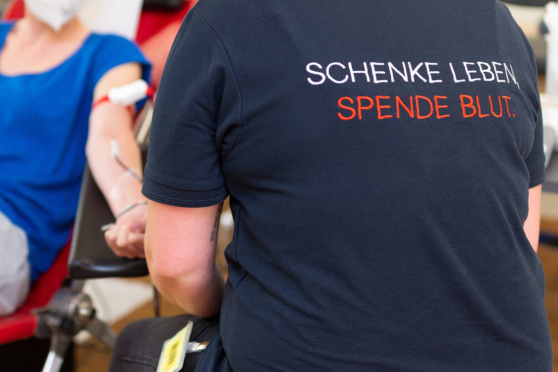 In Deutschland werden immer Blutspender gesucht. Frauen und Männer sind gleichermaßen willkommen. / Foto: Imago Images/Fotostand