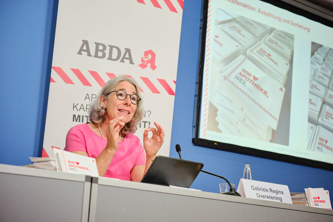 ABDA-Präsidentin Gabriele Regina Overwiening präsentierte Zuschriften von Patienten, in denen diese erläutern, warum ihnen Apotheken vor Ort wichtig sind / Foto: André Wagenzik/ABDA