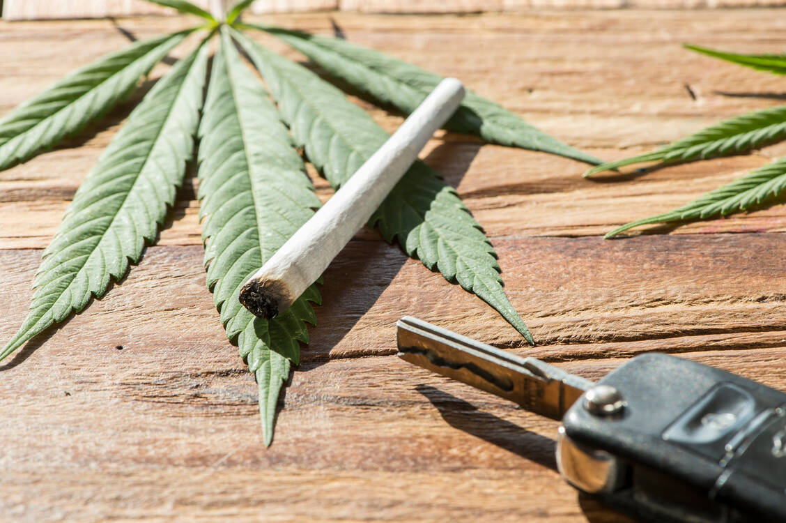 Wer künftig mit 3,5 ng/ml THC oder mehr im Blutserum unterwegs ist, riskiert in der Regel 500 Euro Buße und einen Monat Fahrverbot. / Foto: Getty Images/Sandra Hoever