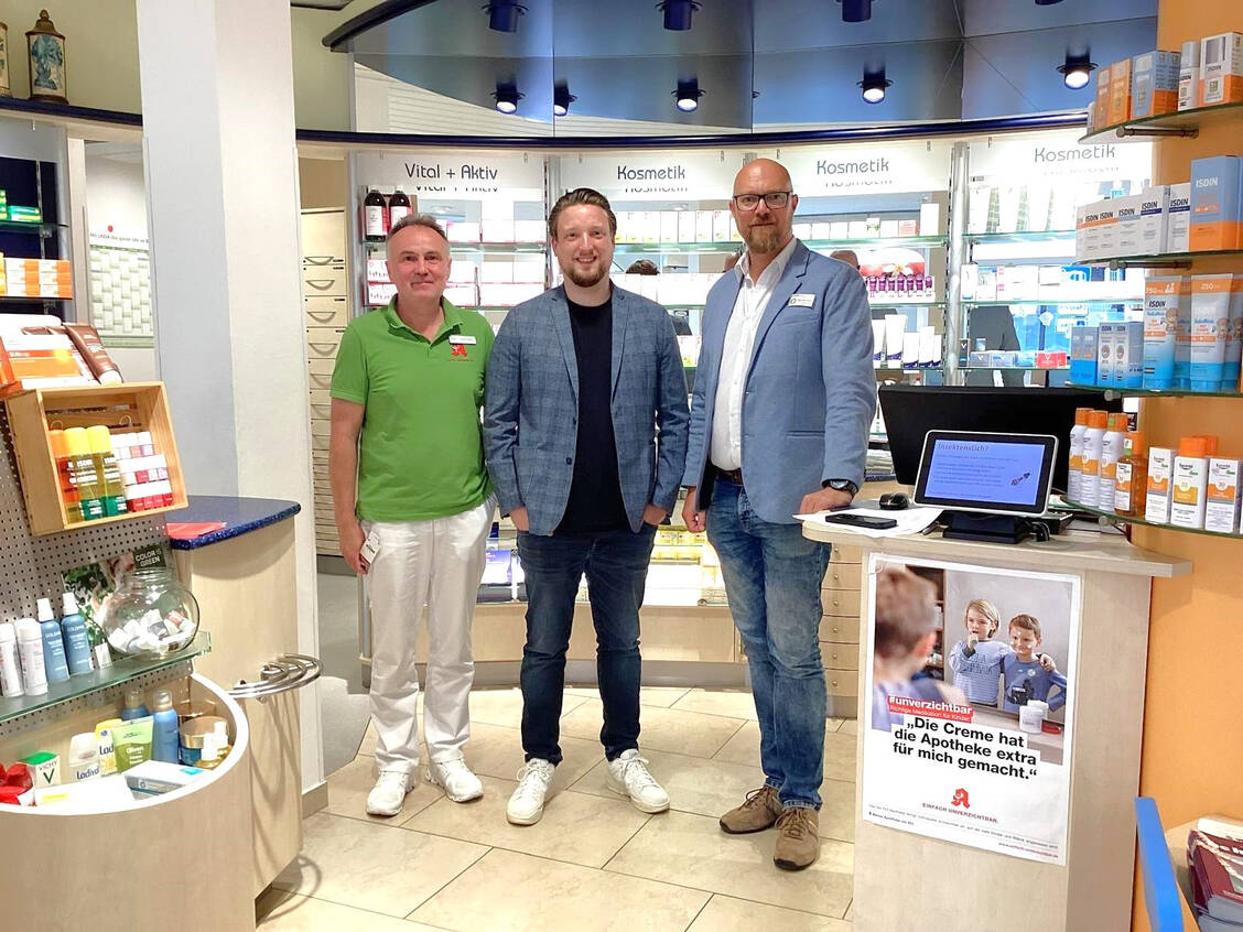 Der FDP-Bundestagsabgeordnete Jens Teutrine (M.) hörte den Ausführungen von Kreisvertrauensapotheker Edward Mosch (l.) und Jens Kosmiky, Vorsitzender der Bezirksgruppe Herford im Apothekerverband Westfalen-Lippe (AVWL), zu. / Foto: AVWL