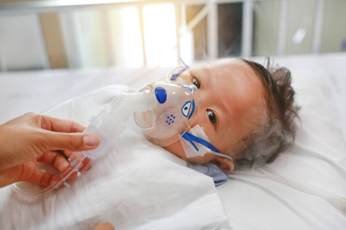 RSV kann bei Säuglingen zu schweren Erkrankungen führen.  / Foto: Adobe Stock/parinya agsararattananont