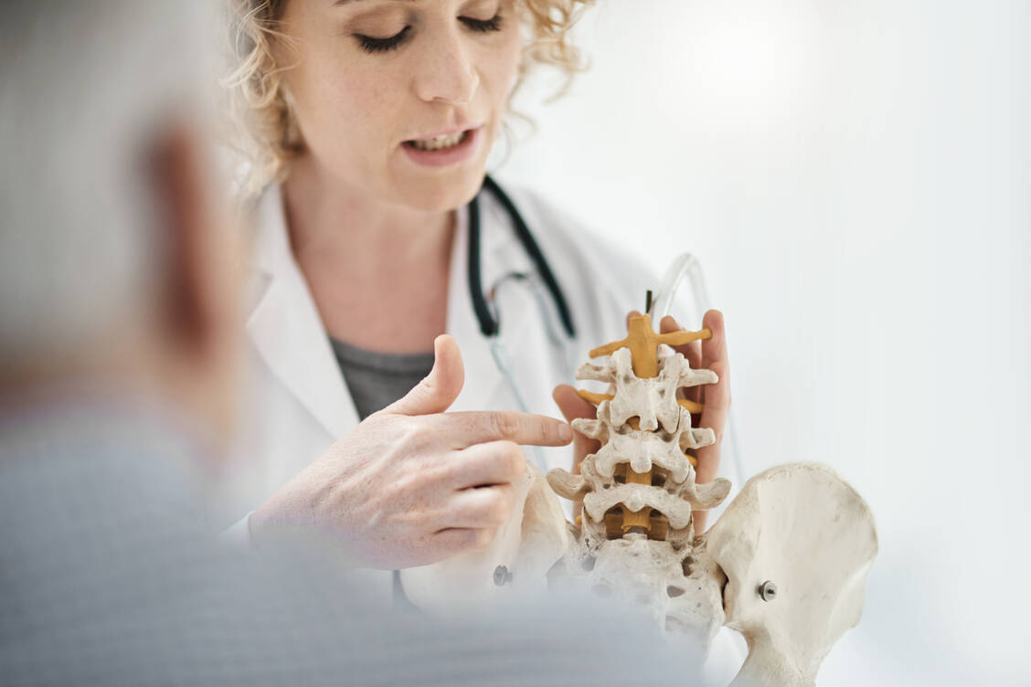 Ältere Menschen, die ein hohes Risiko für Stürze und Wirbelkörper- oder Schenkelhalsfrakturen haben, sollten osteoanabol behandelt werden.  / © Getty Images/Cecilie_Arcurs
