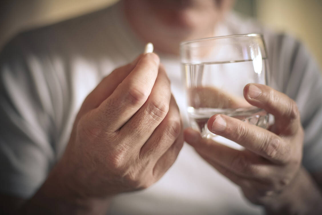 Die Parkinson-Erkrankung kann zu Schluckbeschwerden führen. Durch die Muskelsteifigkeit und den Tremor kann es den Patienten schwerfallen, ihre Medikamente aus dem Blister zu drücken und einzunehmen. / Foto: Getty Images/Mladen Zivkovic