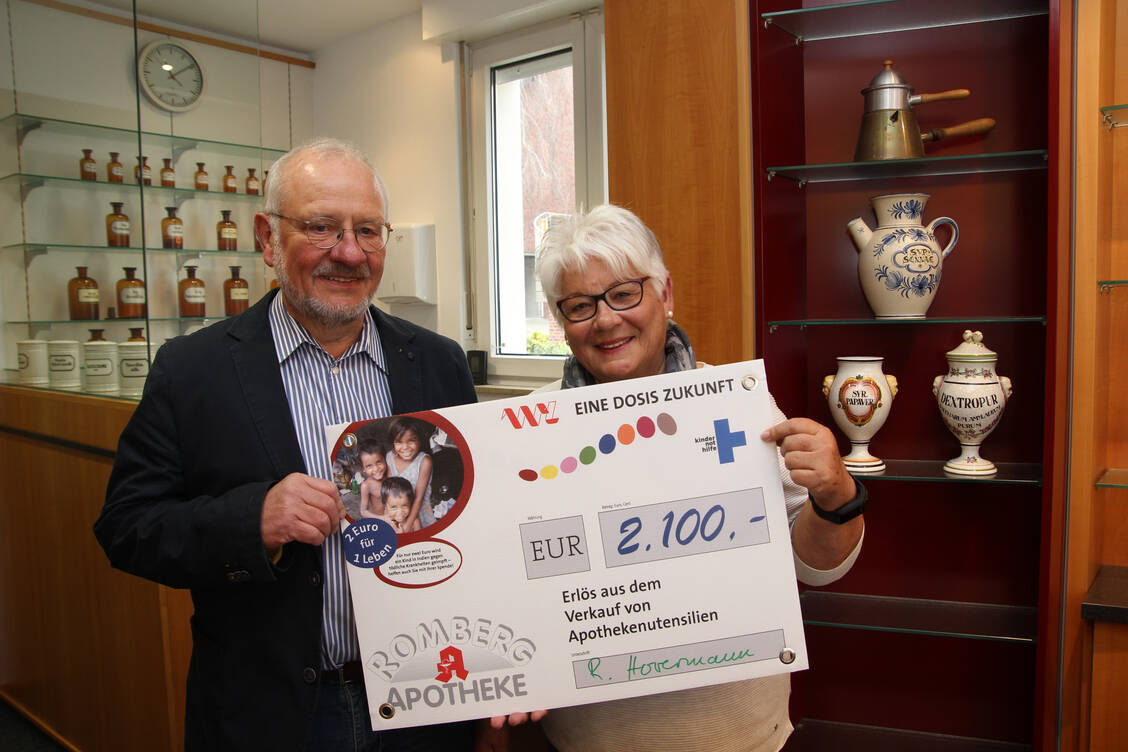 2019 schlossen Brigitte und Rugard Hovermann ihre Romberg-Apotheke in Recklinghausen. Durch den Verkauf von Apothekenutensilien kamen 2.100 Euro zusammen. Diese Summe spendete das Apothekerpaar an »Eine Dosis Zukunft«. / Foto: AKWL/Sokolowski