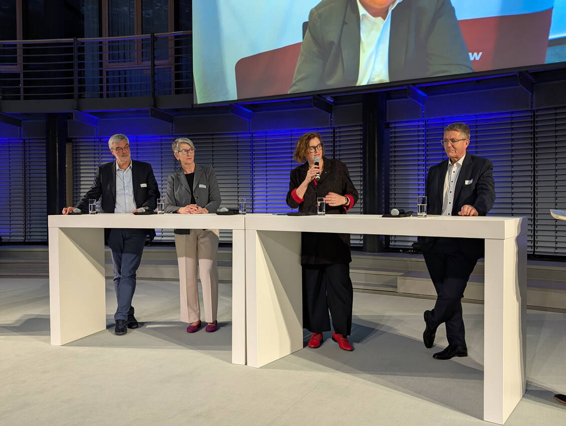 Armin Beck, Doris Reinhardt, Ina Czyborra und Thomas Ballast (v.l.n.r.) sprachen über eine Reform der Notfallversorgung. / © PZ/Brockfeld