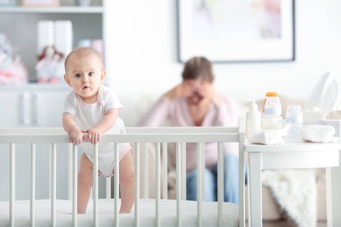 Wenn ein Apotheker seine Kinder betreuen muss, fällt er in der Apotheke aus. / Foto: Adobe Stock/Africa Studio