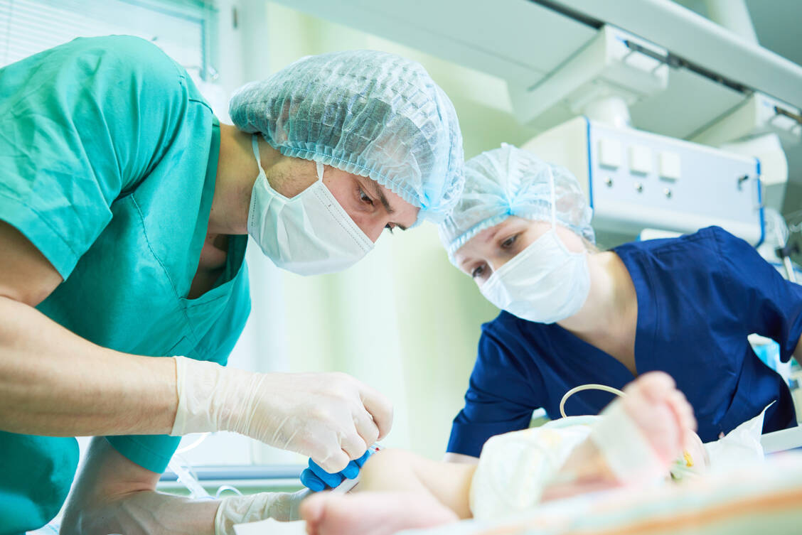 Bakterielle und virale Infekte können für Früh- und Neugeborene ­lebensgefährlich sein. / © Shutterstock/Dmitry Kalinovsky