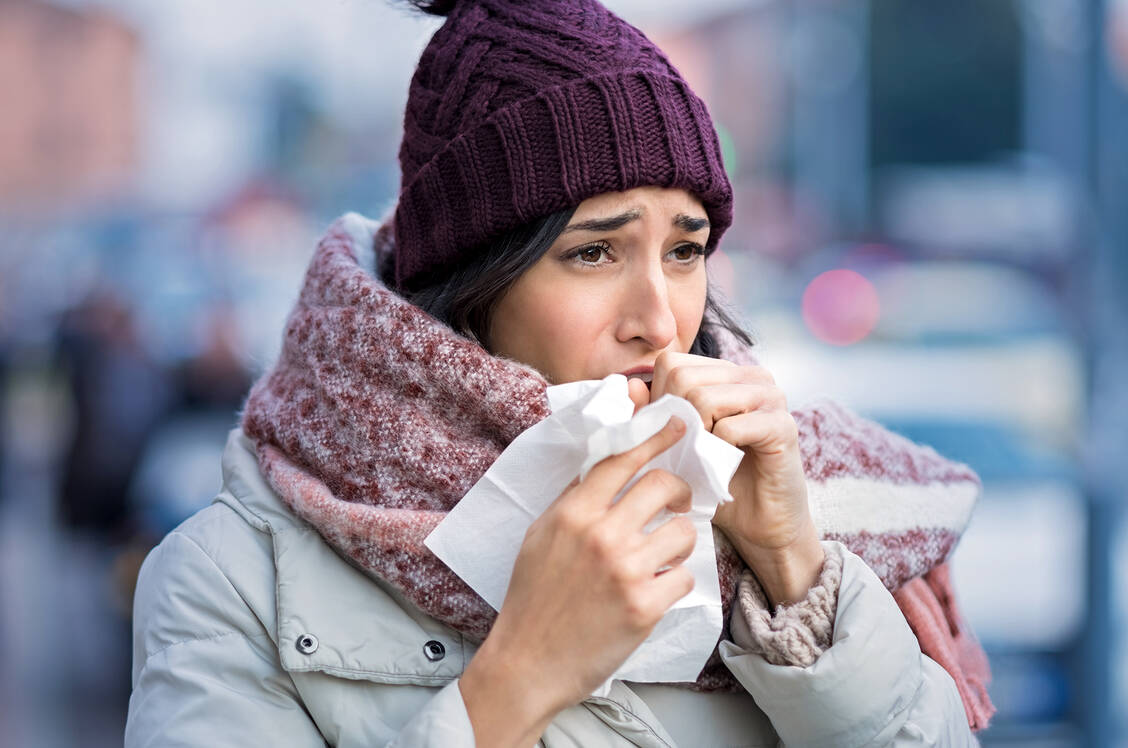 Akuter Husten tritt häufig bei viral bedingter Erkältung auf, kann aber auch Symptom schwerer Erkrankungen sein. / Foto: Shutterstock/Rido