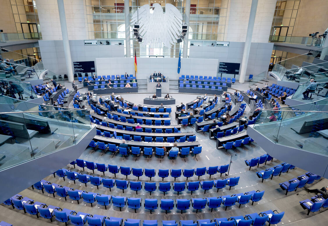 Am gestrigen Donnerstag tagte der Bundestag in Berlin bis tief in die Nacht. Dabei stimmte er unter anderem für die Mithilfe der Apotheken bei den Impfnachweisen. / Foto: picture alliance/dpa | Kay Nietfeld