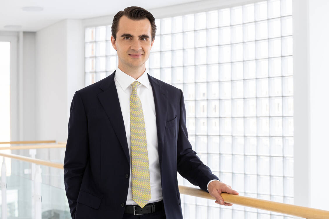Apotheker Philipp Zöller ist Geschäftsführer bei Infectopharm und erklärt im PZ-Interview, warum das Unternehmen erst kürzlich die Preise aller Kinder-Antibiotika über Festbetrag anpasste und was sich aus seiner Sicht im Festbetragssystem ändern sollte. / Foto: Infectopharm