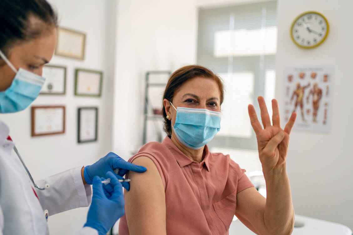 Das PEI resümiert, dass etwa 90 Prozent der 444 Meldungen über den Verdacht einer Nebenwirkung nach einer Covid-19-Boosterimpfung nicht schwerwiegend waren. / Foto: Getty Images/phynart studio