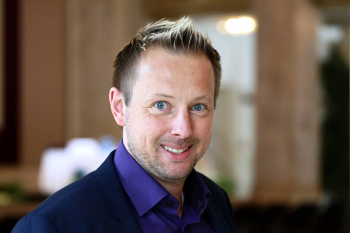 PZ-Chefredakteur Sven Siebenand stellte wichtige Arzneistoffe aus dem Jahr 2022 vor – darunter auch den Gewinner des PZ-Innovationspreises. / Foto: PZ/Alois Müller