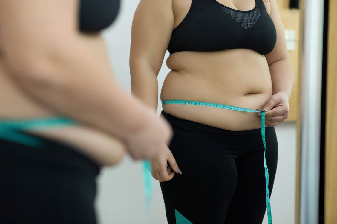 Mittels BMI eine Fettleibigkeit ausschließen? Keine gute Idee, meinen US-Forscher. Besser sei, zusätzliche Messinstrumente heranzuziehen, etwa den Taillen- und Hüftumfang. / Foto: Getty Images/bymuratdeniz