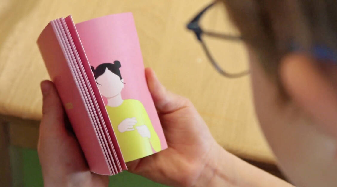 Die Daumenkinos zeigen kinderleicht einzelne Begriffe in Gebärdensprache. / Foto: Linda Apotheken