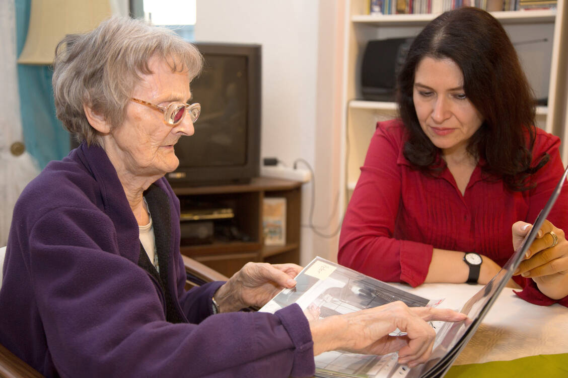 Wer kranke Angehörige zuhause betreut, ist oft hoch belastet. Das gilt vor allem für die Pflege demenzkranker Menschen. Doch es gibt auch bereichernde Elemente.  / Foto: Adobe Stock/alephnull