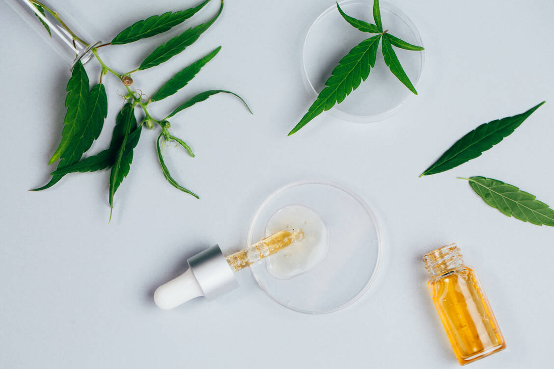 Für bestimmte Facharztgruppen wird es künftig leichter, medizinisches Cannabis zu verordnen. Dafür sorgt ein Beschluss des Gemeinsamen Bundesausschusses. / Foto: Getty Images/Anna Efetova