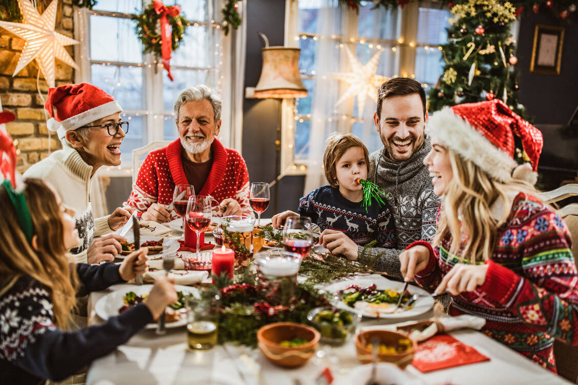 Gemeinsame Mahlzeiten sind gut für die Familie und die Gesundheit – Gemüse sollte auch zu Weihnachten nicht fehlen. / Foto: Getty Images/skynesher