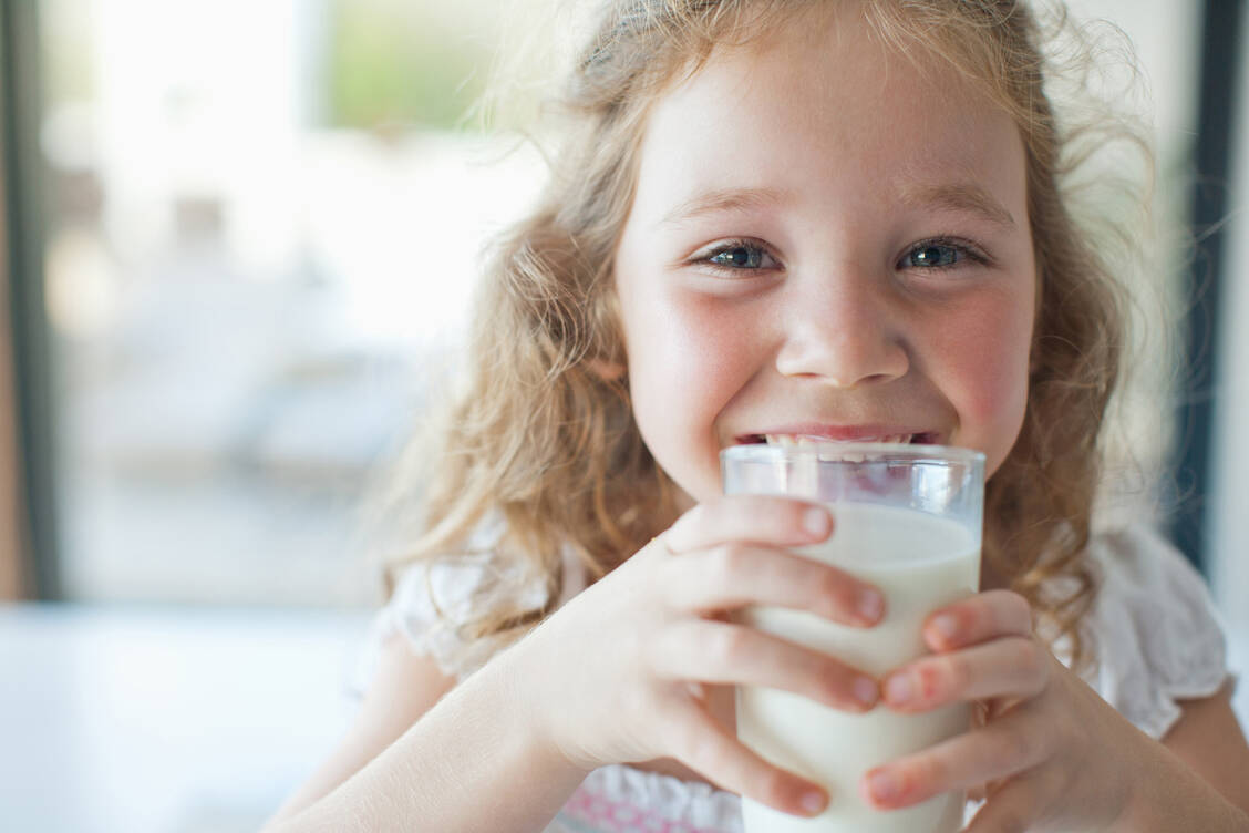 Die Kuhmilchallergie gehört zu den häufigsten Nahrungsmittelallergien bei Kindern. Doch stehen die Chancen gut, dass sie sich bis zum Grundschulalter verwächst. / Foto: Getty Images/Sam Edwards